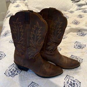 Womens Ariat cowboy boots size 9